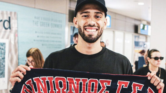 Felipe Felício já posou com cachecol do Panionios (foto: Reprodução/Instagram/Greek Photos SL)