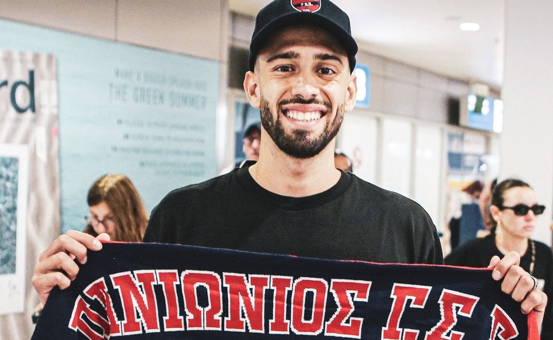 Felipe Felício já posou com cachecol do Panionios (foto: Reprodução/Instagram/Greek Photos SL)