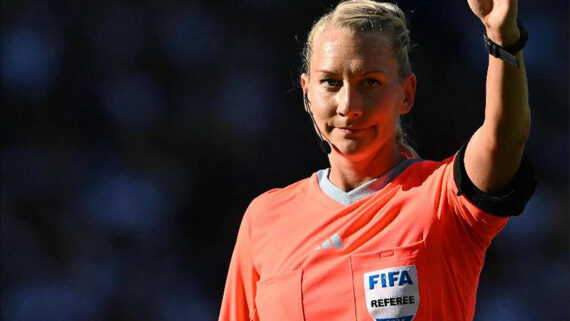 Tess Olofsson foi criticada pelas jogadoras brasileiras (foto: Luis ROBAYO / AFP)