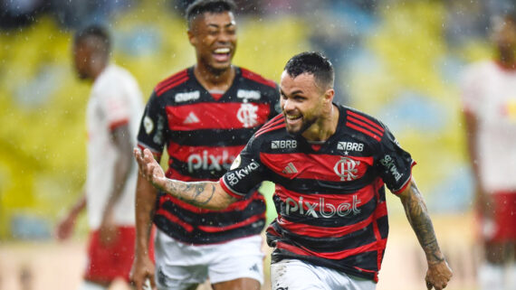 Michael marcou um dos gols do Flamengo na vitória sobre o RB Bragantino (foto: Marcelo Cortes/CRF)