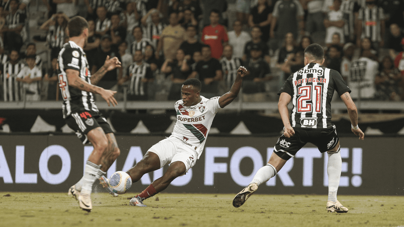 Jogadores de Atlético e Fluminense no Mineirão - (foto: Marcelo Gonçalves/Fluminense)