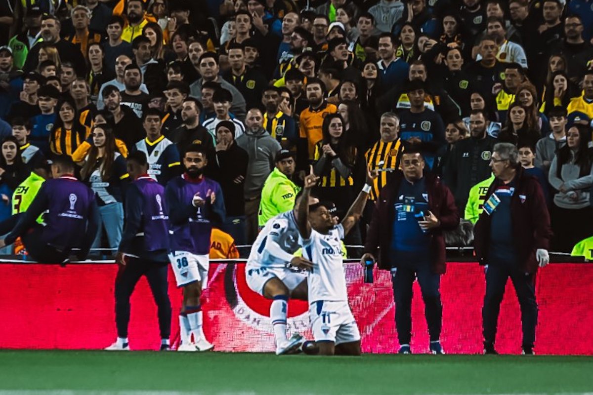 Marinho comemorando gol (foto: Matheus Amorim/FEC)