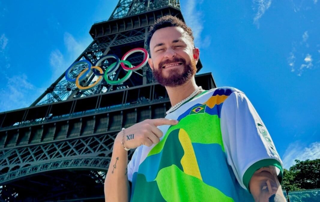 Fred Bruno aponta para bandeira do Brasil na camisa (foto: Reprodução/Instagram)