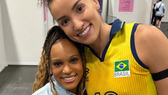 Rebeca abraçada a Gabi (foto: Reprodução de Instagram)