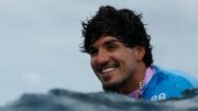 Gabriel Medina sorri ao conquistar o bronze no surfe em Paris 2024 (foto: Ben Thouard/AFP)