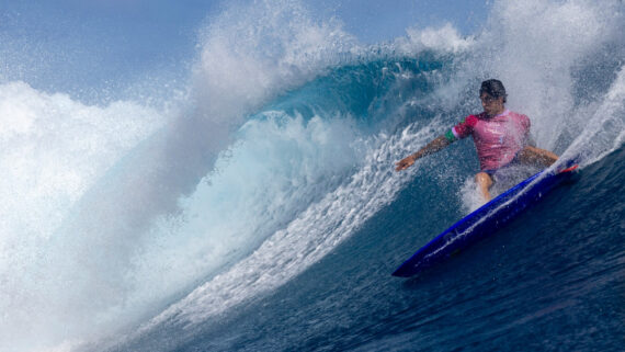 Gabriel Medina surfando (foto: AFP)