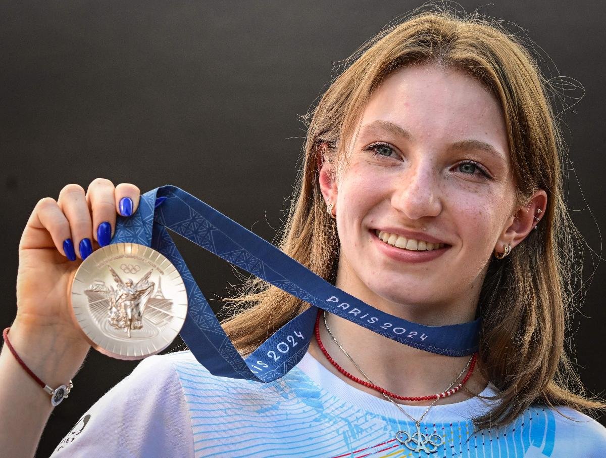 Ana Maria Barbosu mostra a medalha de bronze dos Jogos de Paris (foto: Daniel MIHAILESCU / AFP)
