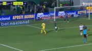 Tadeu, goleiro do Goiás, marcando segundo gol na vitória sobre o Ceará (foto: Reprodução/TV Brasil)