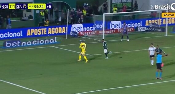 Tadeu, goleiro do Goiás, marcando segundo gol na vitória sobre o Ceará (foto: Reprodução/TV Brasil)