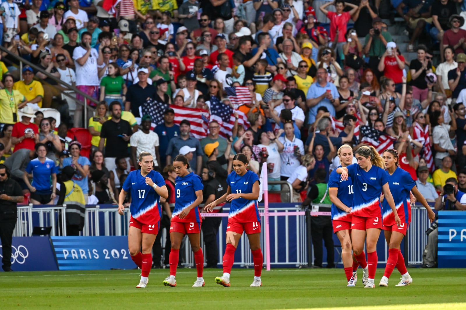 Jogadoras dos EUA comemoram gol na final em Paris 2024 - (foto: Leandro Couri/EM/D.A Press)