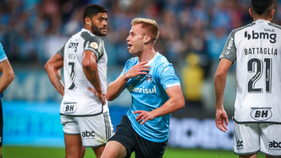 Volante Ronald em comemoração de gol pelo Grêmio diante do Atlético no Campeonato Brasileiro de 2023 (foto: Lucas Uebel/Grêmio)