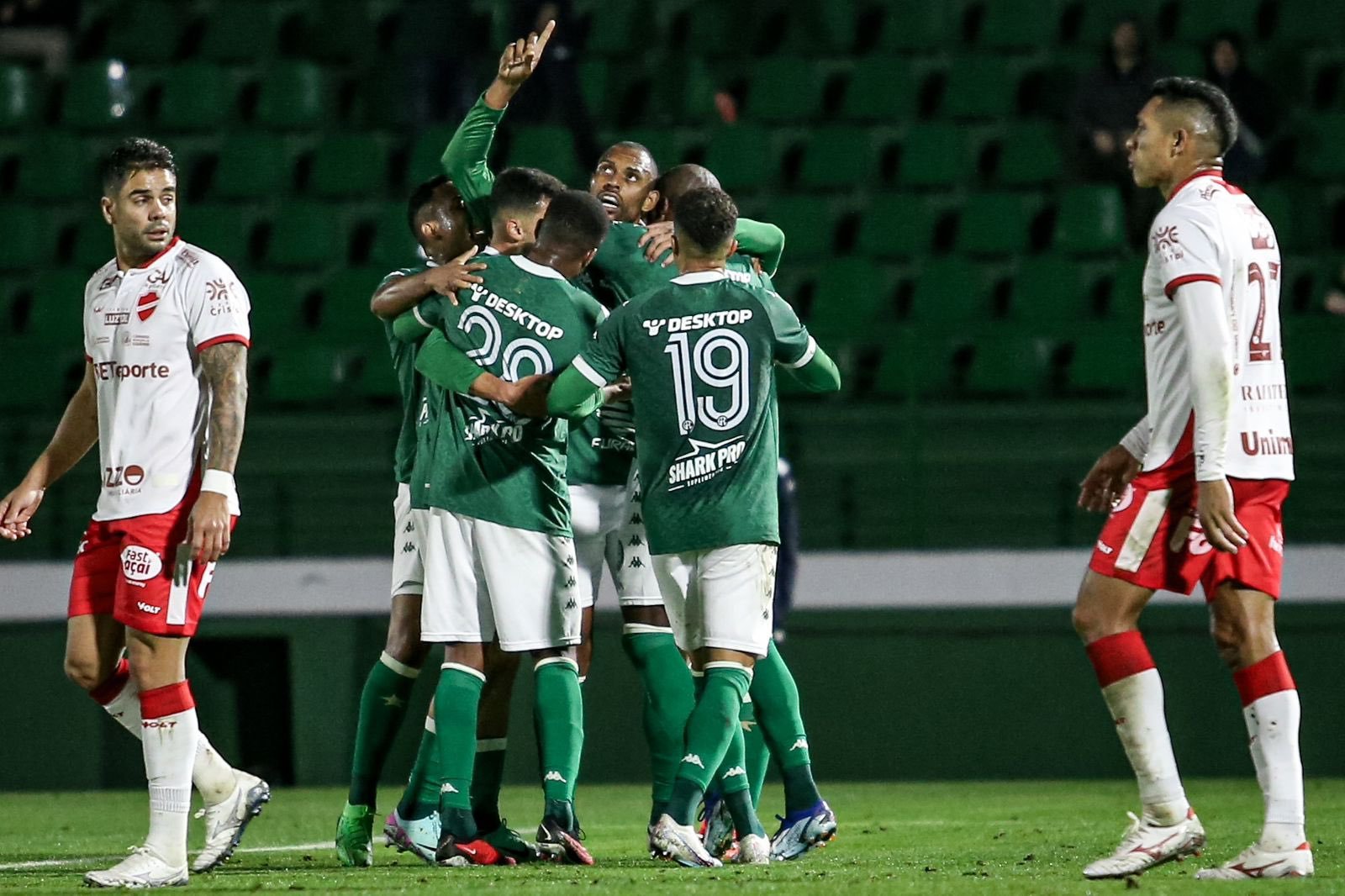 Jogadores do Guarani comemoram gol sobre o Vila Nova (foto: Raphael Silvestre/GuaraniFC)
