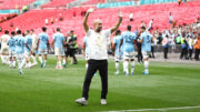 Pep Guardiola após título do Manchester City na Supercopa Inglesa (foto: Henry Nicholls/AFP)