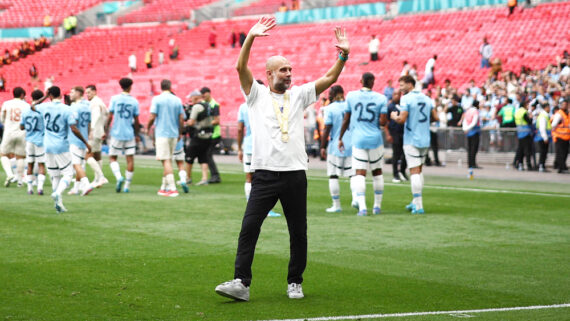 Pep Guardiola após título do Manchester City na Supercopa Inglesa (foto: Henry Nicholls/AFP)