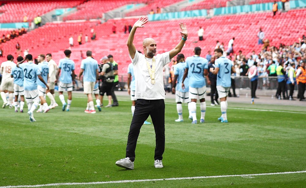 Pep Guardiola após título do Manchester City na Supercopa Inglesa (foto: Henry Nicholls/AFP)