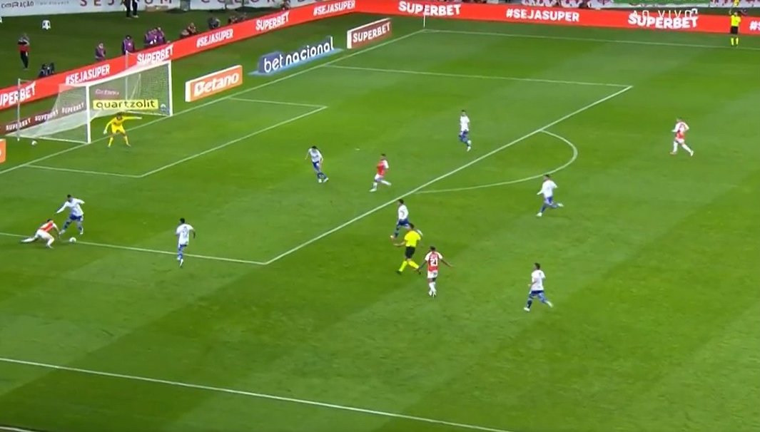 Impedimento em lateral durante jogo entre Internacional e Cruzeiro na Série A (foto: Reprodução/Premiere)