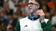 Nadador irlandês Daniel Wiffen ganhou o ouro nos 800m livres em Paris 2024 (foto: SEBASTIEN BOZON/AFP)