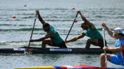 Isaquias Queiroz (direita) ao lado de Jacky Godmann (esquerda) na final da canoagem velocidade C2 500m em Paris 2024 (foto: Leandro Couri/EM/D.A Press)