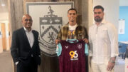 João Mendes (centro) posa com a camisa do Burnley (foto: Reprodução)