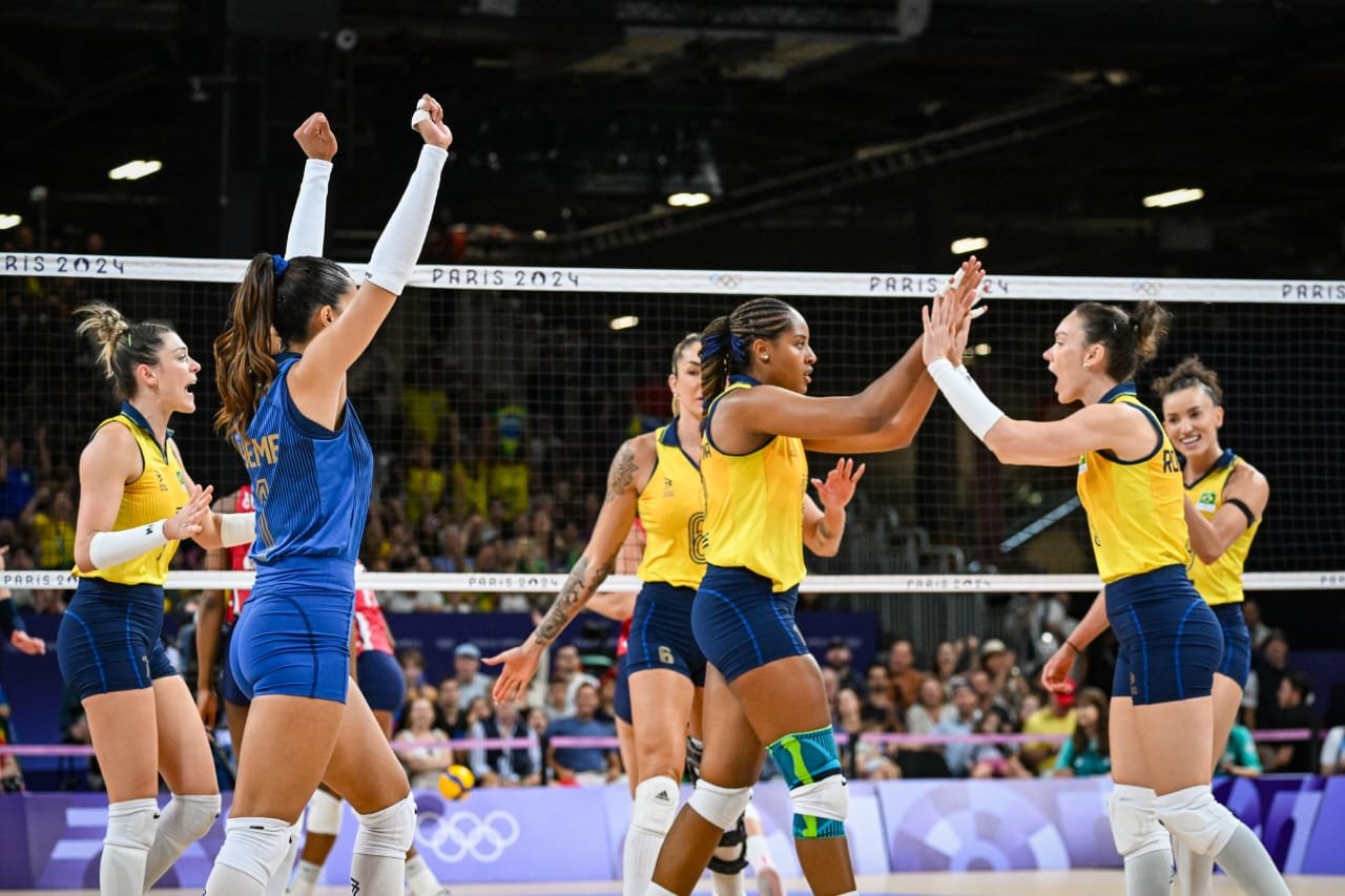 Jogadoras do Brasil comemoram no vôlei (foto: Leandro Couri/EM/D.A Press)
