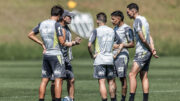 Jogadores do Atlético em conversa com o técnico Gabriel Milito na Cidade do Galo (11/8) (foto: Pedro Souza/Atlético)