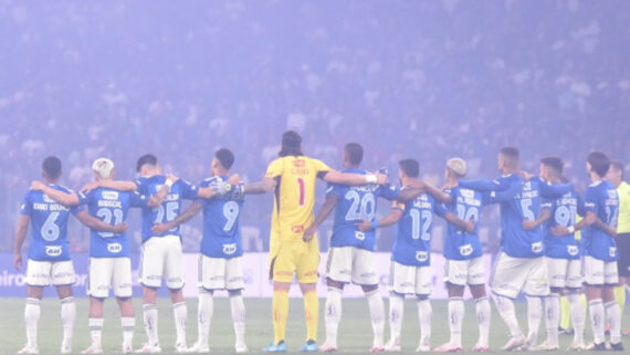 Jogadores do Cruzeiro de costas antes do clássico contra o Atlético (foto: Ramon Lisboa/EM/D.A Press)