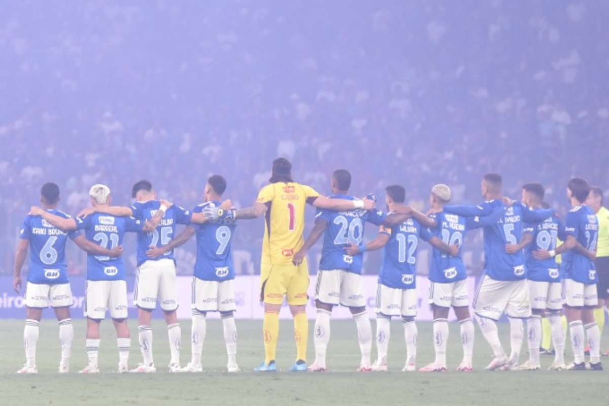 Jogadores do Cruzeiro de costas antes do clássico contra o Atlético (foto: Ramon Lisboa/EM/D.A Press)