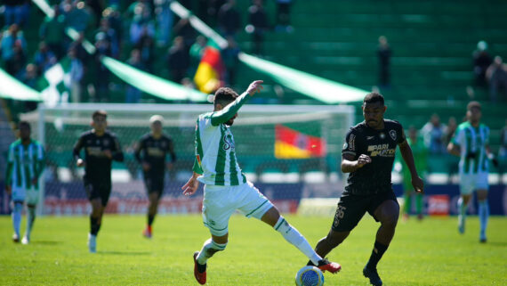 Lance do jogo entre Juventude e Botafogo pelo Campeonato Brasileiro (foto: Fernando Alves/ECJ)