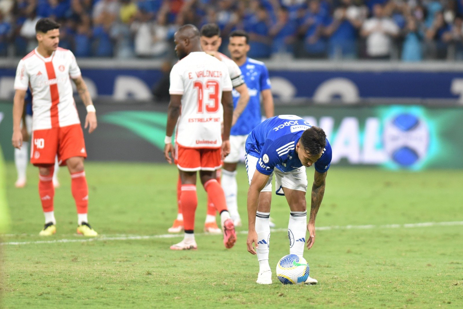 Kaio Jorge arruma a bola para cobrar pênalti contra o Internacional (foto: Ramon Lisboa/EM/D.A Press)