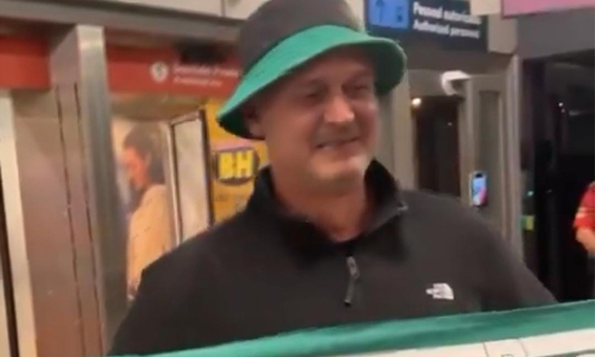 Lisca foi recepcionado por torcedores do América no aeroporto (foto: Reprodução/FC Player)