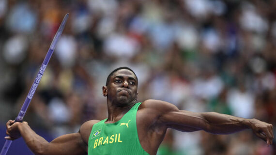 Luiz Maurício está na final do lançamento de dardo em Paris 2024 (foto:  BEN STANSALL/AFP)