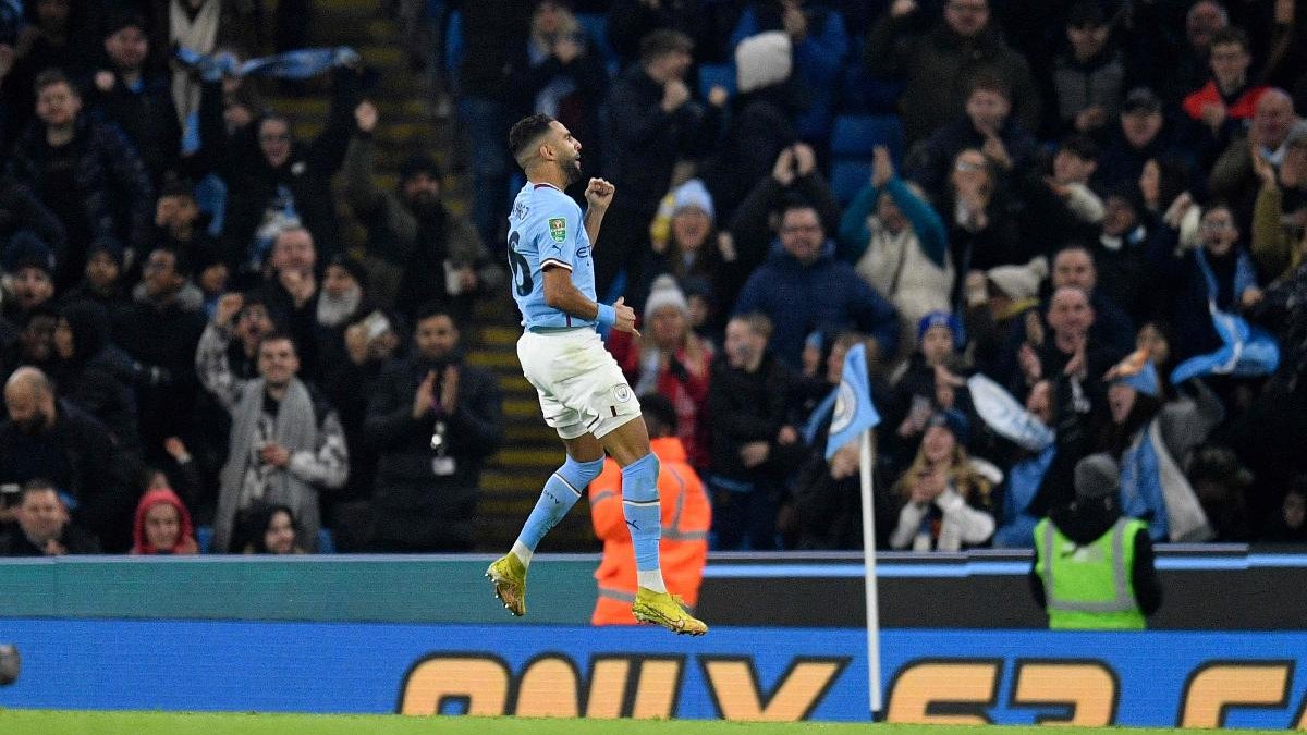 Ryiad Mahrez comemora gol pelo Manchester City (foto: OLI SCARFF/AFP)