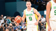 Marcelinho Huertas com a bola de basquete na mão durante jogo da Seleção Brasileira (foto: Leandro Couri/EM/D.A Press)