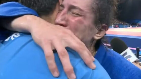 Mayra Aguiar abraça o repórter Marcelo Courrege após derrota em Paris (foto: Reprodução/TV Globo )