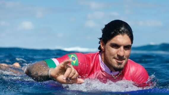 Gabriel Medina está na disputa por medalha no surfe (foto: Ben Thouard / POOL / AFP)