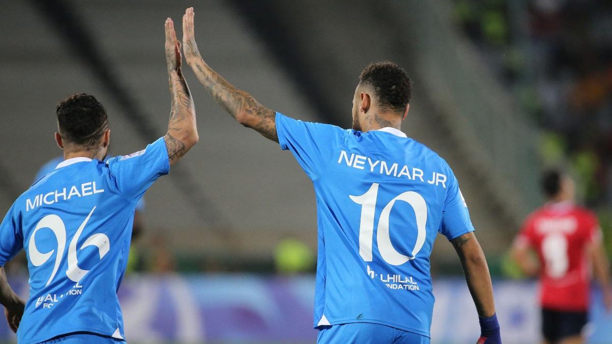 Michael, novo reforço do Flamengo, celebra gol do Al-Hilal com Neymar (foto: Atta Kenare/AFP)