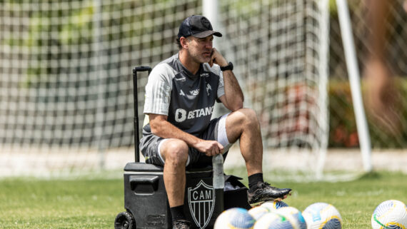 Gabriel Milito, técnico do Atlético, durante treino do Galo em Maceió (foto: Pedro Souza/Atlético)