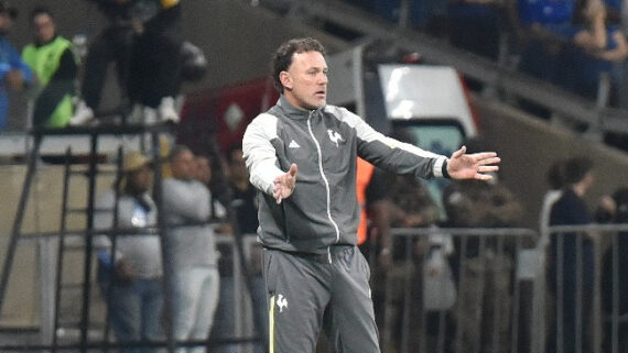 Gabriel Milito, técnico do Atlético, em ação contra o Cruzeiro (foto: Ramon Lisboa/EM/D.A Press)