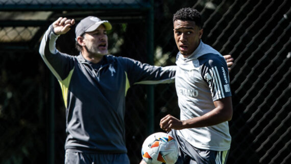 Gabriel Milito e Palacios durante treino do Atlético na Cidade do Galo (11/8) (foto: Pedro Souza/Atlético)