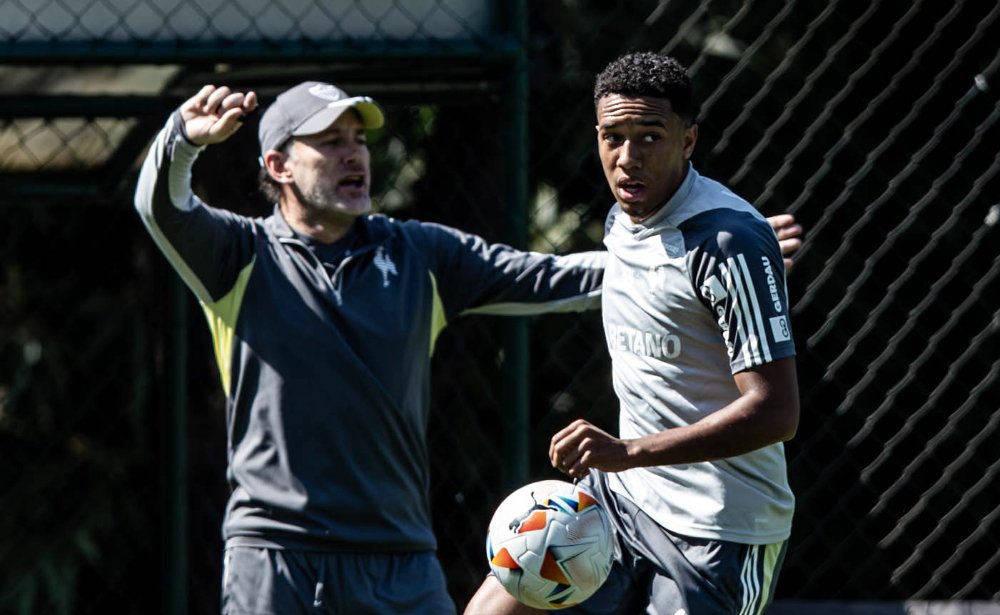 Gabriel Milito e Palacios durante treino do Atlético na Cidade do Galo (11/8) (foto: Pedro Souza/Atlético)