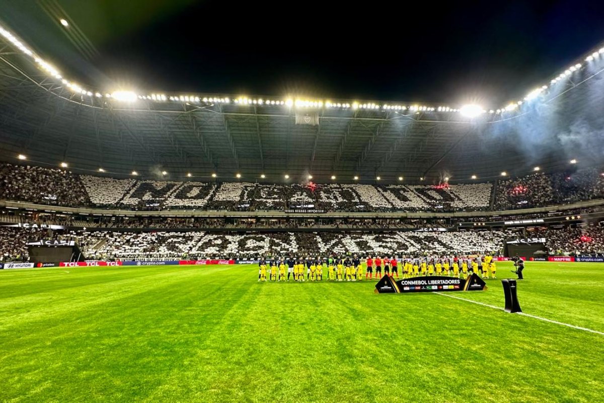 Mosaico da torcida do Atlético na Arena MRV (foto: Ramon Lisboa/EM/D.A Press)