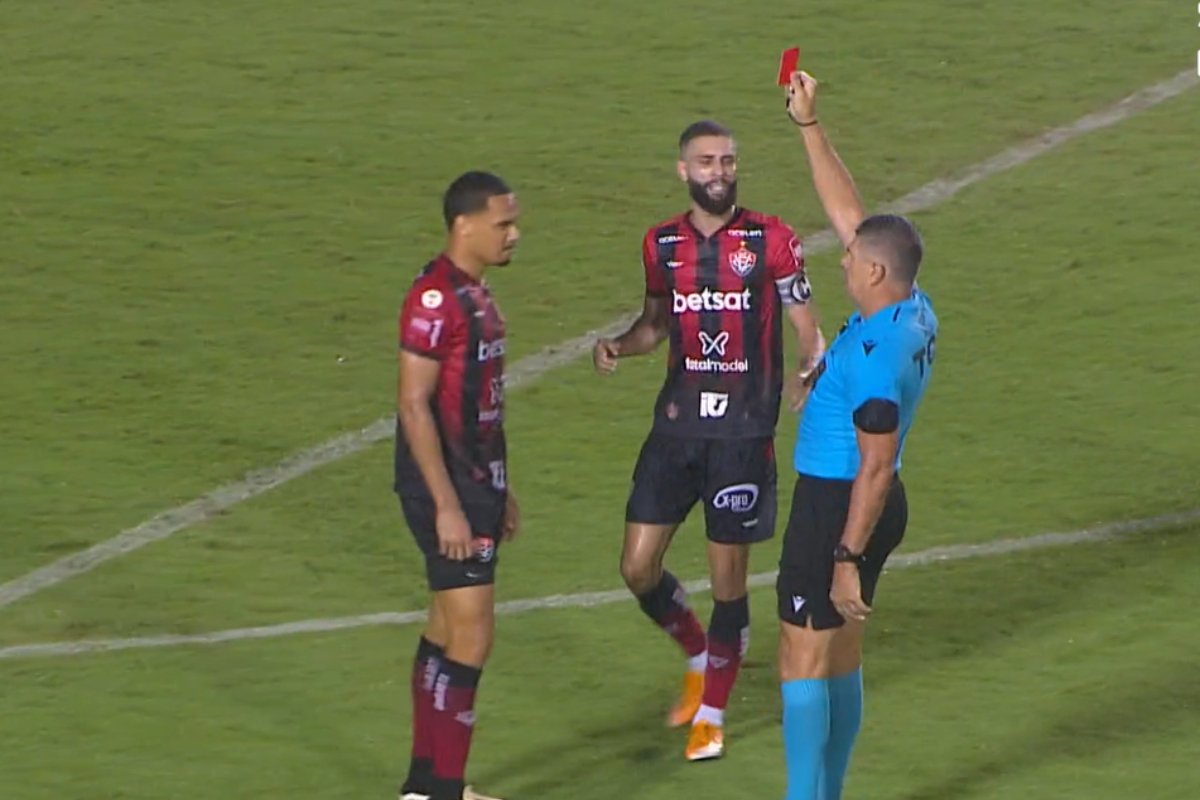 Neris recebendo o cartão vermelho em Vitória x Cruzeiro (foto: Reprodução/Premiere)