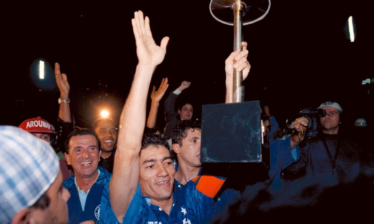 Nonato com o troféu da Copa do Brasil de 1996 - (foto: Estado de Minas)