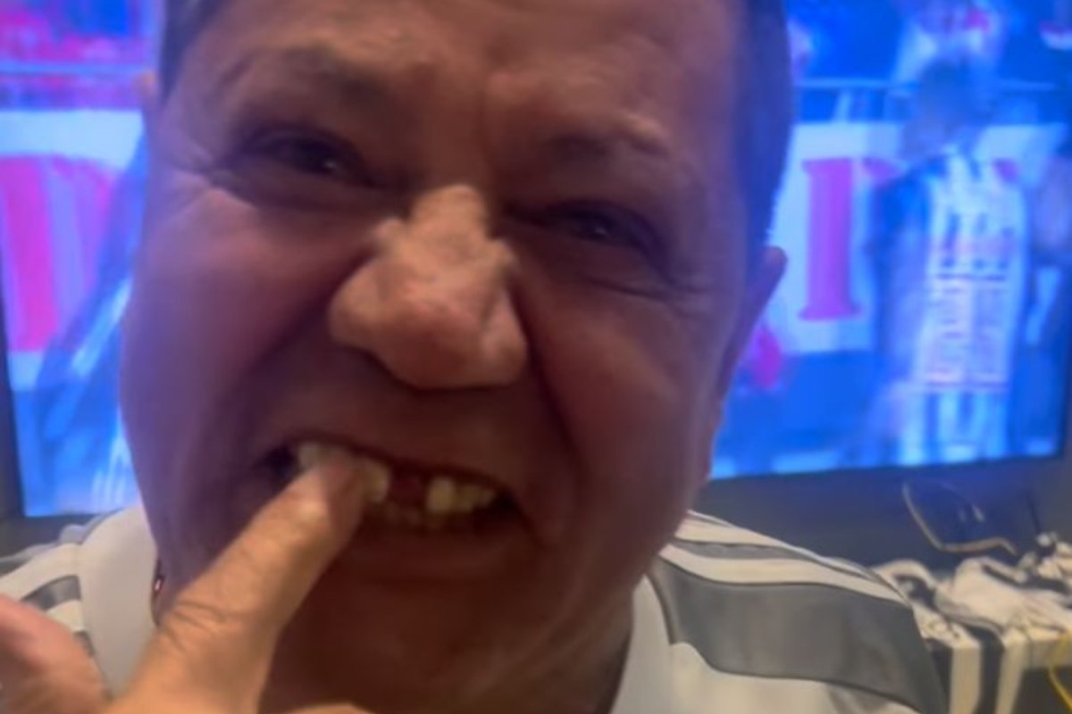 Pai de Hulk mostrando os dentes (foto: Reprodução)