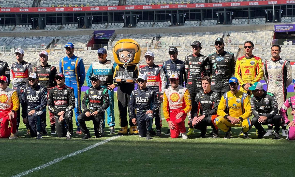 Pilotos da Stock Car no Mineirão (foto: Edésio Ferreira/EM/D.A Press)