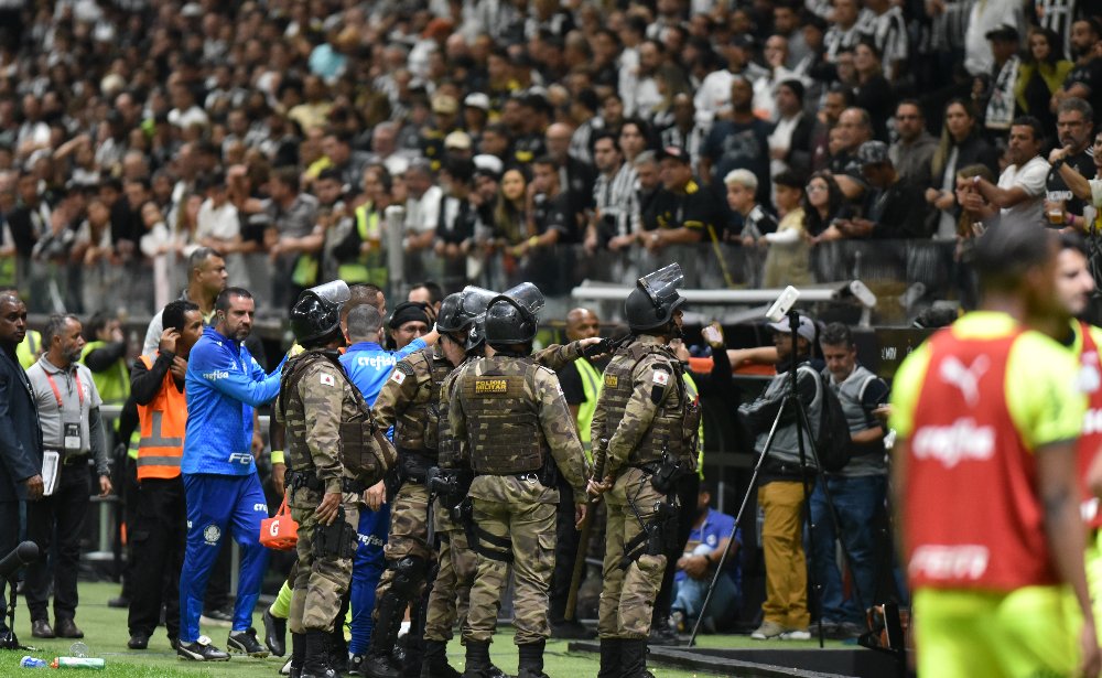 Integrantes da Polícia Militar de Minas Gerais em ação durante duelo entre Atlético e Palmeiras na Arena MRV (foto: Ramon Lisboa/EM/D.A Press)