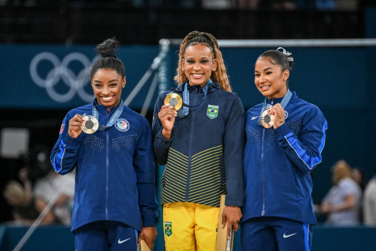 Ginastas no pódio da Olimpíada de Paris (foto: Leandro Couri/EM/D.A Press)