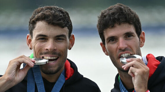 Gabriel Soares (à esquerda) ganhou a prata nom remo para a Itália (foto: Bertrand GUAY/AFP)