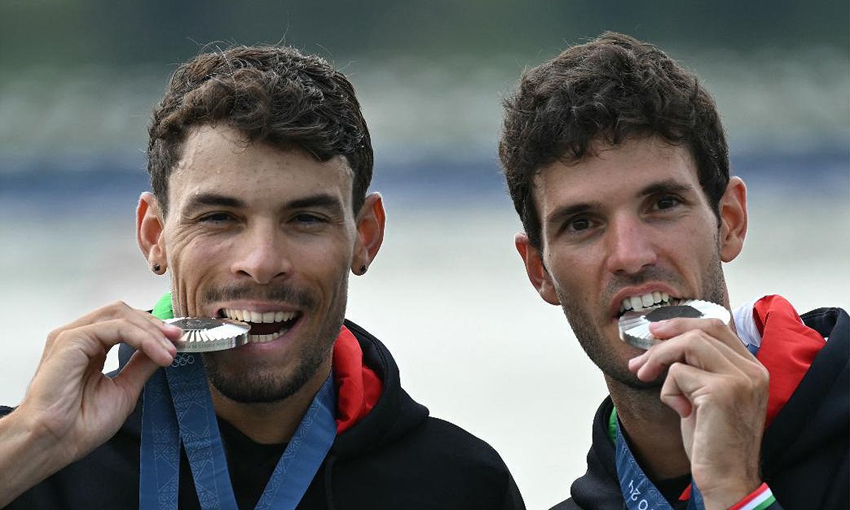 Gabriel Soares (à esquerda) ganhou a prata nom remo para a Itália (foto: Bertrand GUAY/AFP)