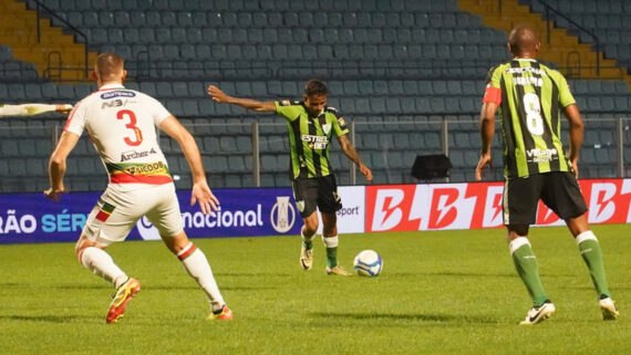 Brusque e América em jogo da Série B (foto: Felipe/América)